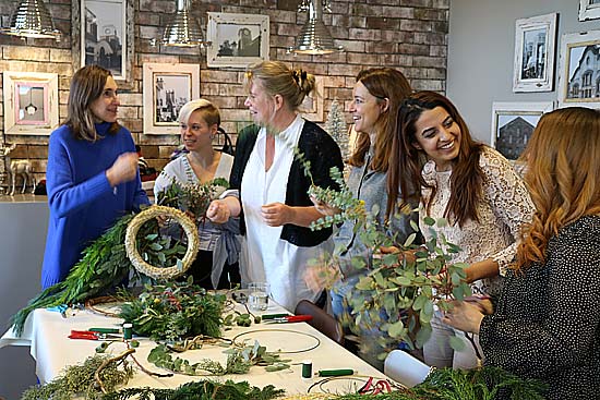 Adventskranzbasteln imIngolstadt Village unter der Aneitung von Karin Heimberger-Preisler (3.v.l) von Greenfingers munich im Ingolstadt Village (©Foto: Martin Schmitz)